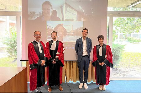 Foto des Promovenden mit seinen Betreuern