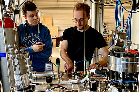 Studierende der DHBW Mannheim arbeiten an einem elektrochemischen Verdichter und lernen den praktischen Umgang mit Wasserstoff-Technologien im Labor.