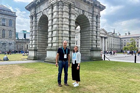 Zwei DHBW-Mitarbeitende vor dem Trinity College in Dublin
