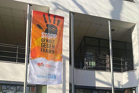 Die Aktionsfahne an einem DHBW-Standort