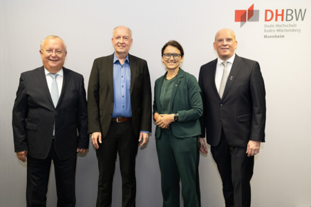 von links nach rechts: stehend: Prof. Dr. Georg Nagler, Prof. Dr. Jörg Baumgart, Prof. Dr. Martina Klärle  und Michael Lang 