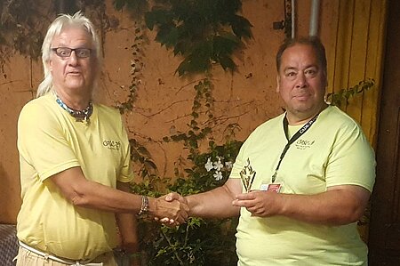 Übergabe des Siegerpokals an Prof. Dr. Stephan Schulz durch den Organisator Dr. Geoff Sutcliffe