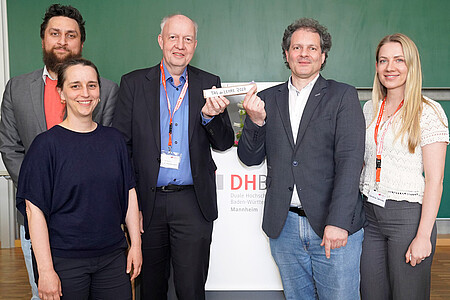 Staffelübergabe: Prof. Dr. Jörg Baumgart (Rektor DHBW Mannheim, 3. v. l.) übergibt an den Organisator des nächsten Jahres Dr. Carsten Schnekenburger (Leiter Hochschuldidaktik ZHL). Konzipiert und organisiert werden die Tage der Lehre von den ESC-Teams an den Standorten Mannheim von Alexander Jaensch (1. v. l.), Mosbach von Erika Günther-Deimling (2. v. l.) und Karlsruhe von Christina Schneider (1. v. r.).