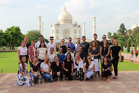 Gruppenbild der Studierenden vor dem Taj Mahal