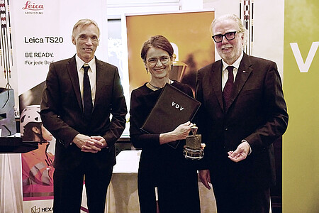Die Preisträgerin Prof. Dr. Martina Klärle (Mitte) gemeinsam mit dem Laudator Prof. Dr. Thomas Luhmann (links) und VDV-Präsident Dipl.-Ing. Wilfried Grunau (rechts).