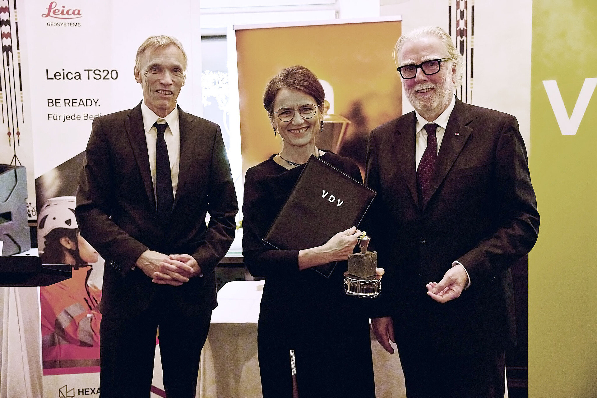 Die Preisträgerin Prof. Dr. Martina Klärle (Mitte) gemeinsam mit dem Laudator Prof. Dr. Thomas Luhmann (links) und VDV-Präsident Dipl.-Ing. Wilfried Grunau (rechts).