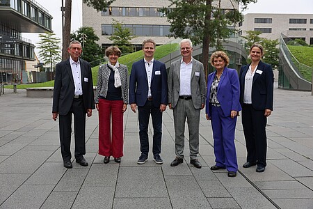 Teilnehmende der Veranstaltung stehend auf dem Bildungscampus Heilbronn 