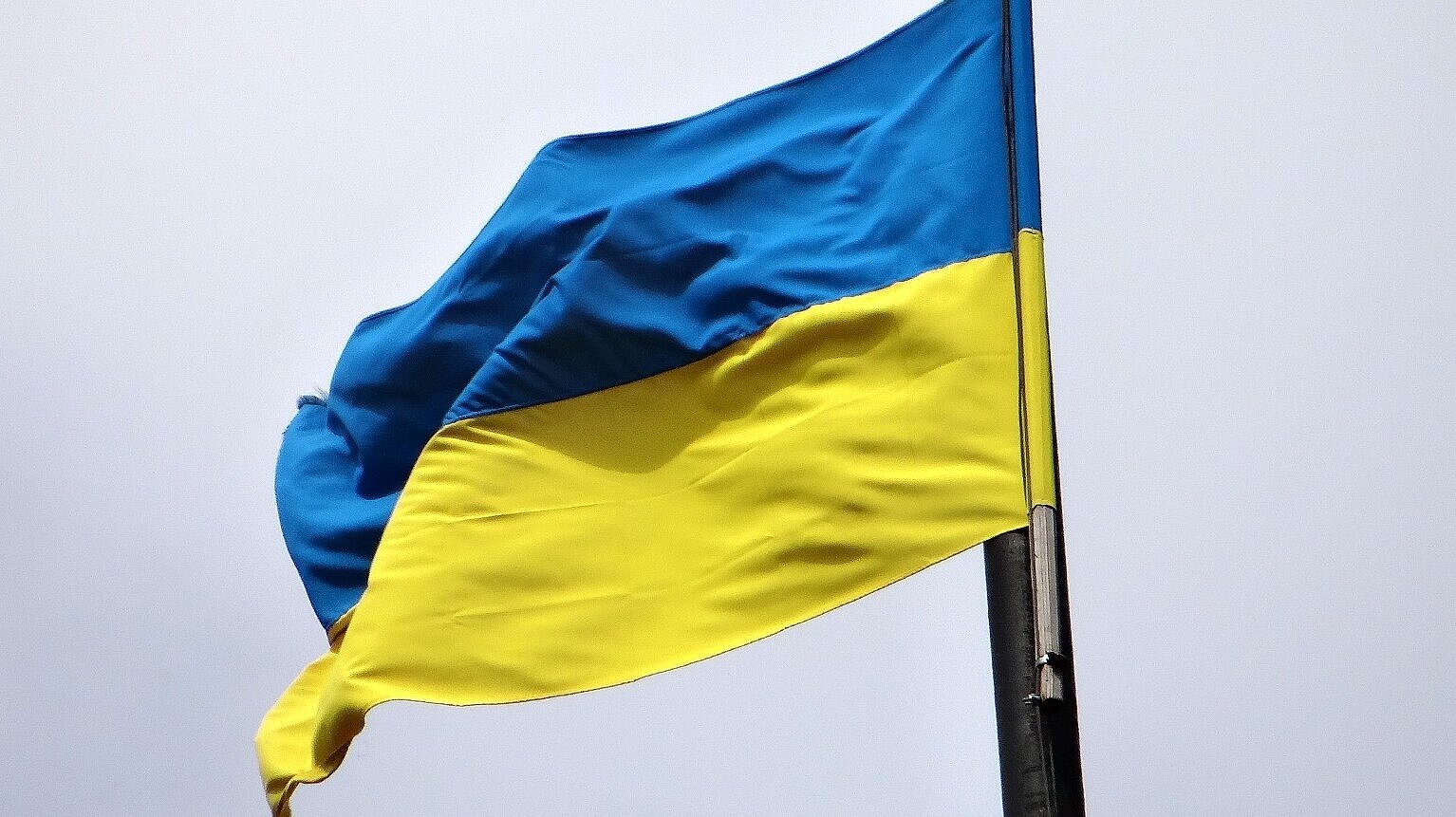 Foto der ukrainischen Flagge, die im Wind weht