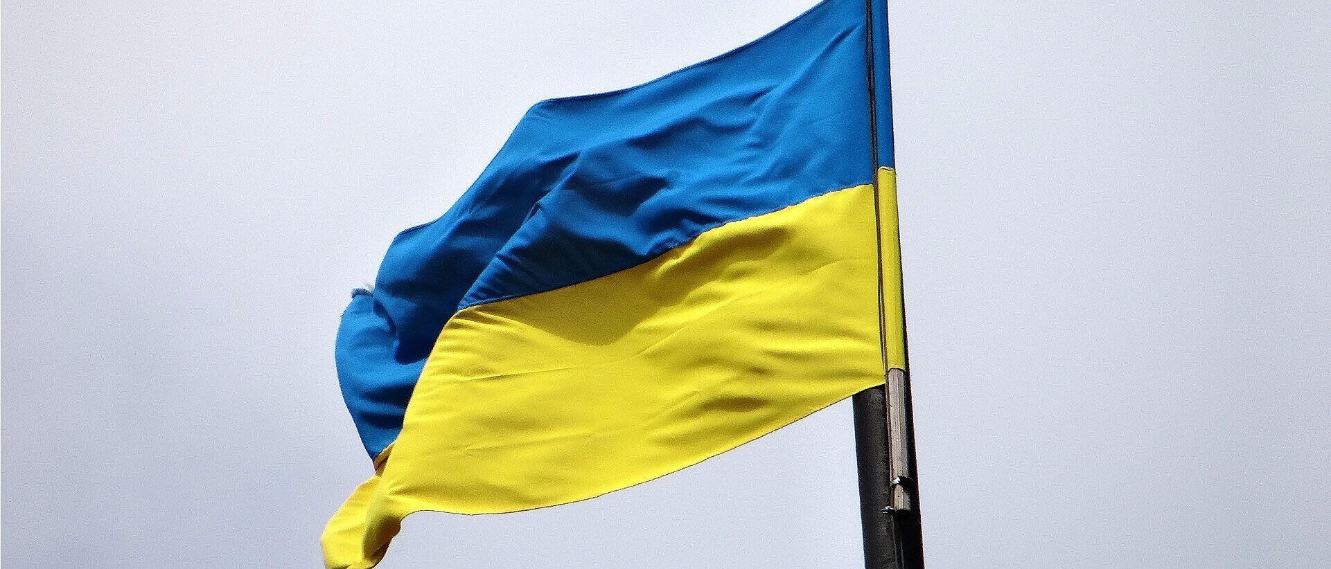 Foto der ukrainischen Flagge, die im Wind weht