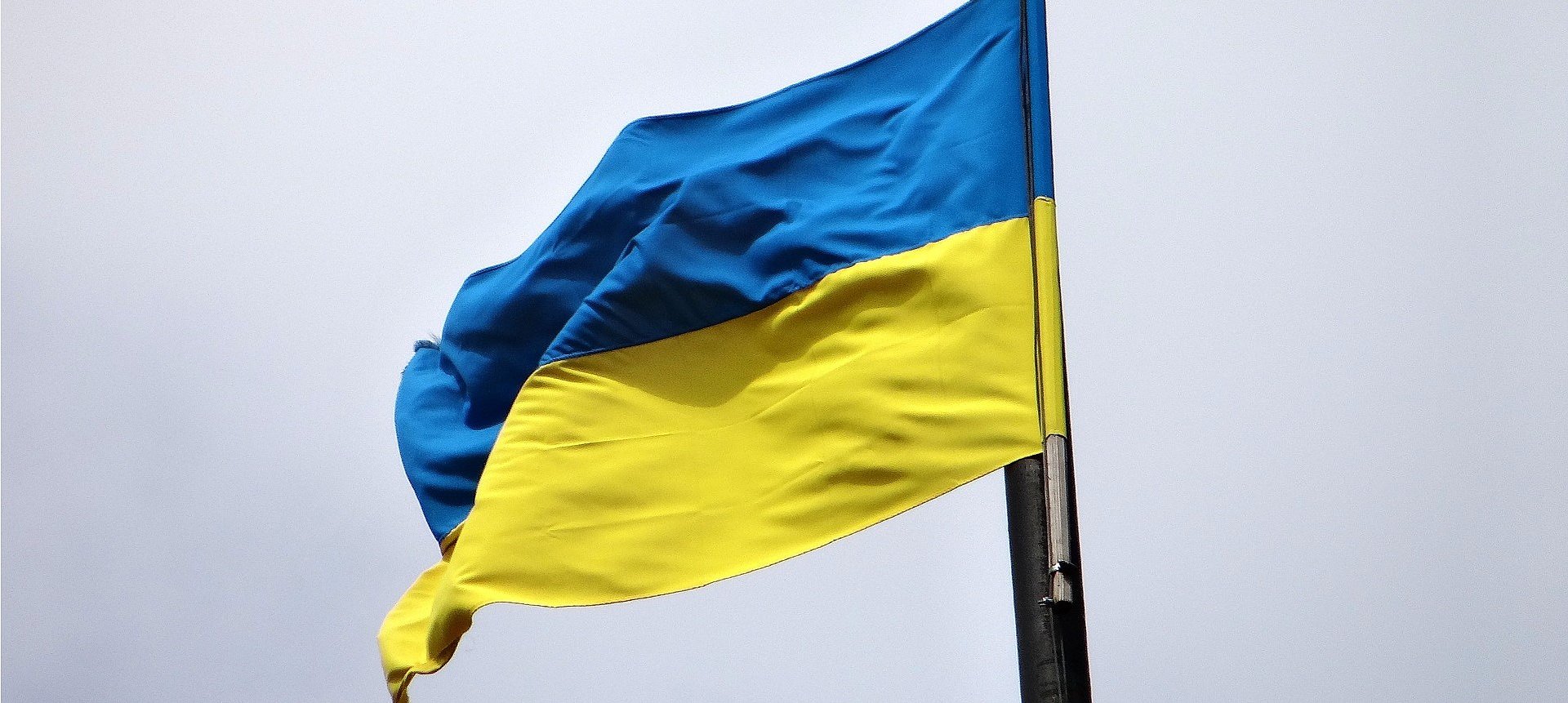 Foto der ukrainischen Flagge, die im Wind weht