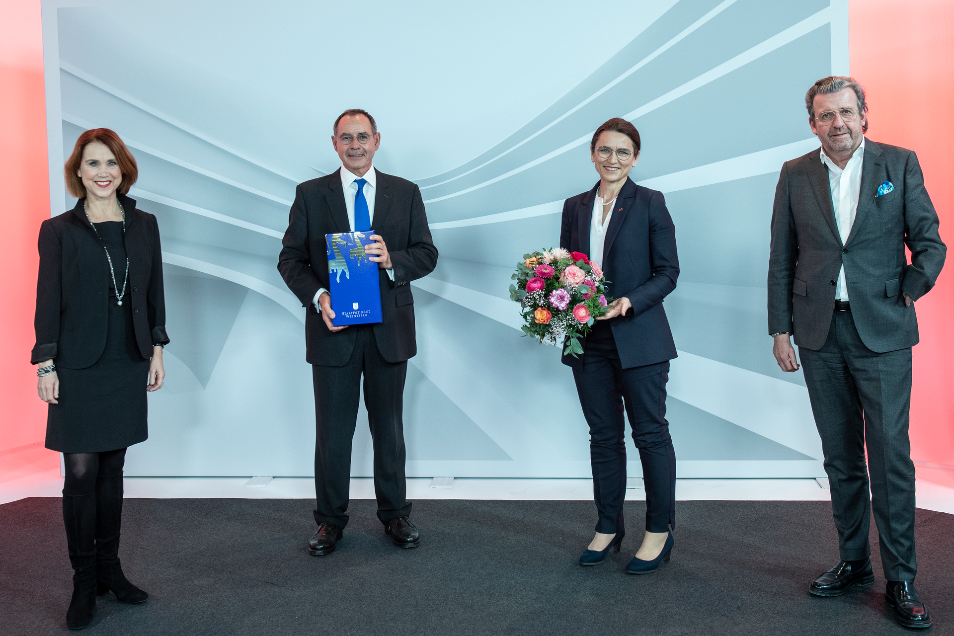 Gruppenbild (v.l.n.r.): Staatssekretärin Petra Olschowski, Professor Arnold van Zyl, Prof. Dr. Martina Klärle, Dr. Stefan Wolf