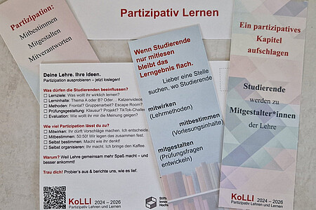 Informationsmaterial des Forschungsprojekts KoLLI (2024–2026) der DHBW Karlsruhe zum Thema partizipatives Lehren und Lernen. Zu sehen sind Flyer, Karten und Broschüren mit Hinweisen zur Mitbestimmung, Mitgestaltung und Mitverantwortung von Studierenden in der Hochschullehre.