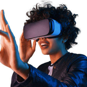 Foto einer schwarzharigen Frau, in eine Virtual Reality-Brille blickt und mit einer Hand versucht etwas zu fassen. 
