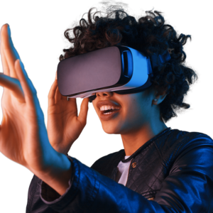 Foto einer schwarzharigen Frau, in eine Virtual Reality-Brille blickt und mit einer Hand versucht etwas zu fassen.