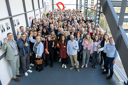 Gruppenfoto vor dem Audimax der DHBW Karlsruhe (c) Frank Epple