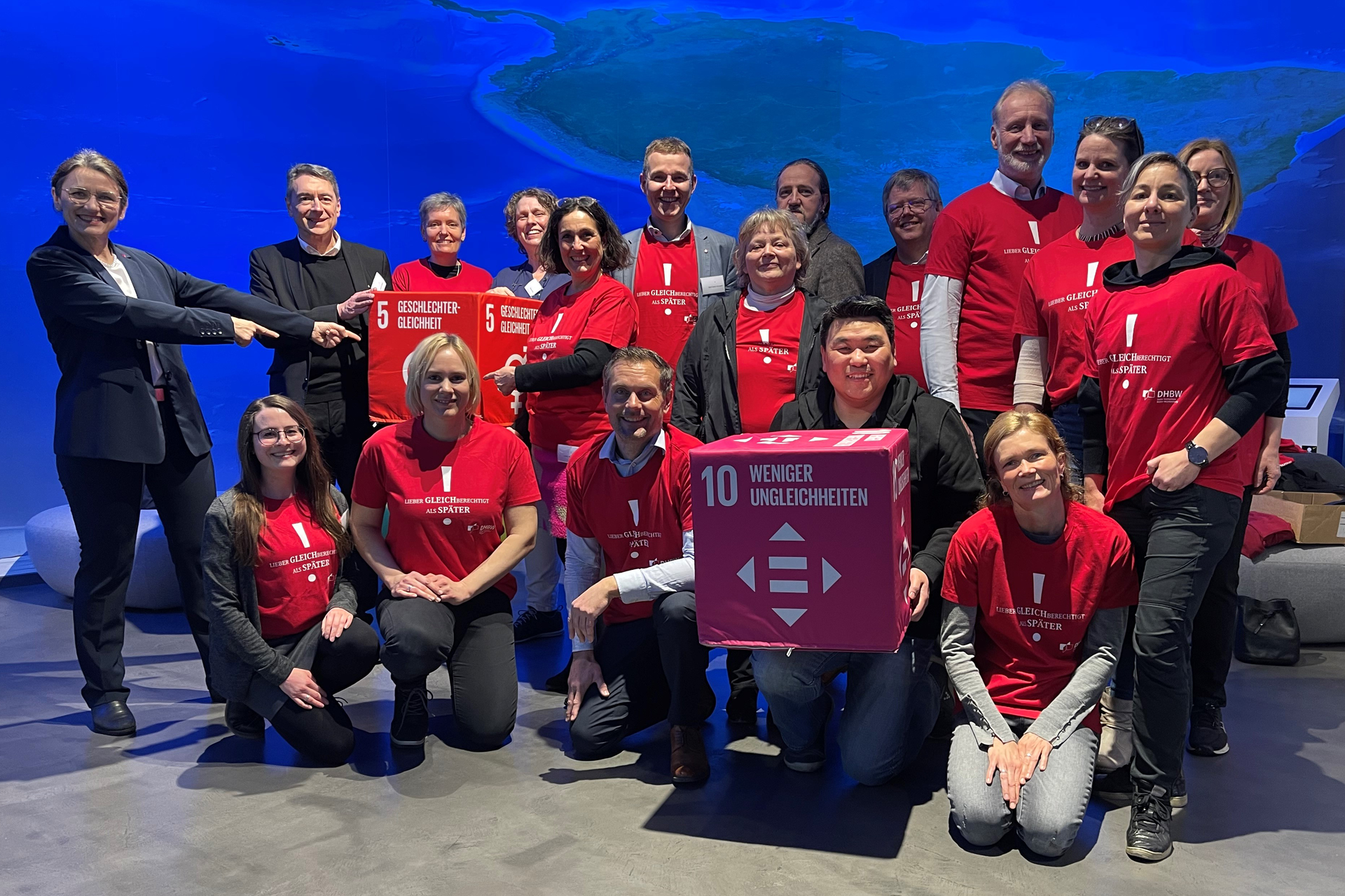 Gruppenbild von Personen, die das T-Shirt zur Aktion tragen