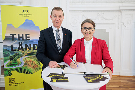 Kanzler Dr. Wolf Dieter Heinbach und Präsidentin Prof. Dr. Martina Klärle bei der Unterzeichnung