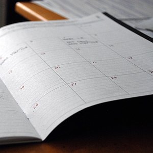 Foto einer aufgeschlagenen Kalender-Seite.