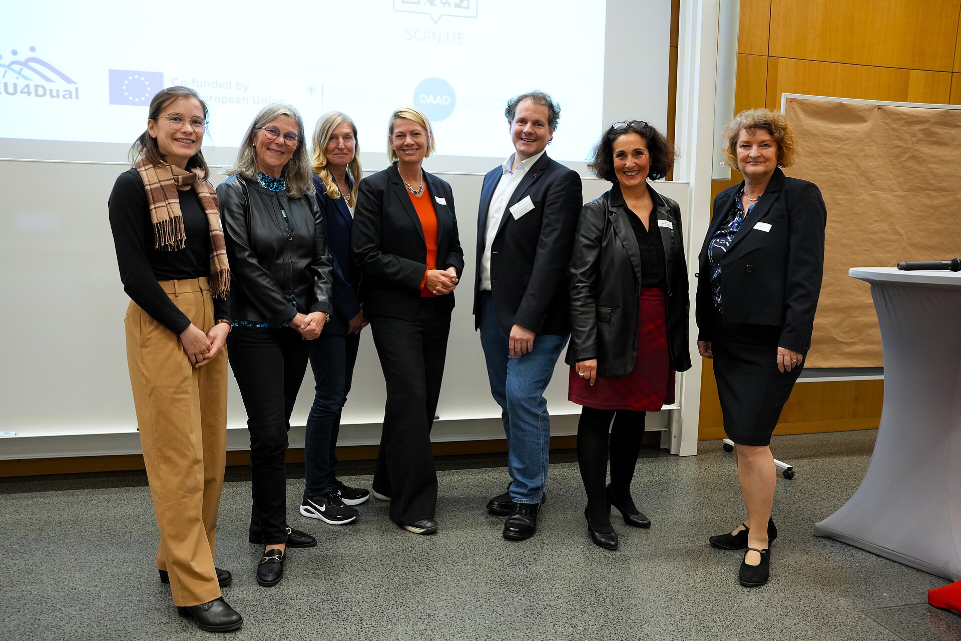 Gruppenfoto der Teilnehmenden beim ersten Microcredential-Fachgipfel der DHBW