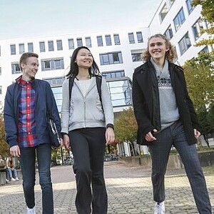 Drei fröhliche Studierende am Campus der DBW Karlsruhe