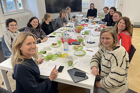 Der Arbeitskreis der Studienberater*innen an einem langen Tisch
