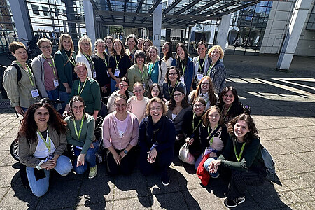 Gruppenfoto von Absolvent*innen, Studierenden und Mitarbeitenden der DHBW Heidenheim, Karlsruhe und Stuttgart auf dem 18. Deutschen Hebammenkongress.