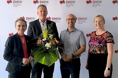 Gratulation an den neuen Rektor der DHBW Karlsruhe, Prof. Dr. Roland Küstermann. (V.l.n.r.: Prof. Dr. Martina Klärle, Präsidentin der DHBW, Prof. Dr. Roland Küstermann, Prof. Dr. Stephan Schenkel und Martina Rebel, Vorsitzende des Örtlichen Hochschulrats.