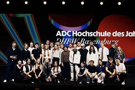Studierende des Mediendesigns der DHBW Ravensburg präsentieren ihre Auszeichnungen beim ADC Talent Award.