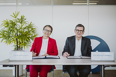 Prof. Dr. Martina Klärle und Prof. Reinhold Geilsdörfer unterzeichnen langfristige Fördervereinbarung