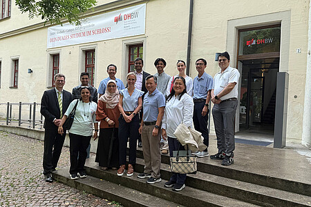 Südostasiatische Hochschuldelegation besucht die DHBW Mosbach im Rahmen des DAAD-Projekts ISAdual – Gruppenfoto vor dem Campus Bad Mergentheim.