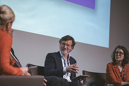 Dr. Dirk Brinkmann im Gespräch auf einer Bühne