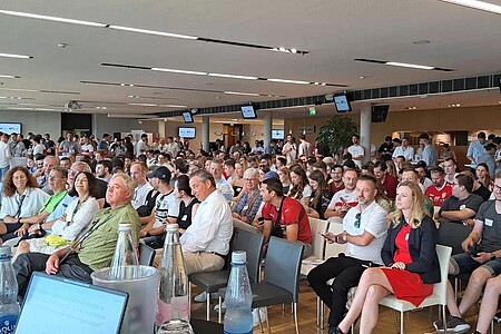 Teilnehmende des Alumni-Tags auf Stuhlreihen