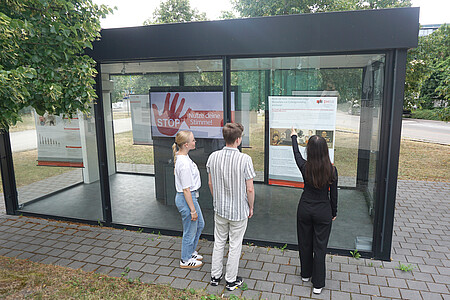 Studierende vor der Ausstellung zu Alltagsssexismus in der Blickbox