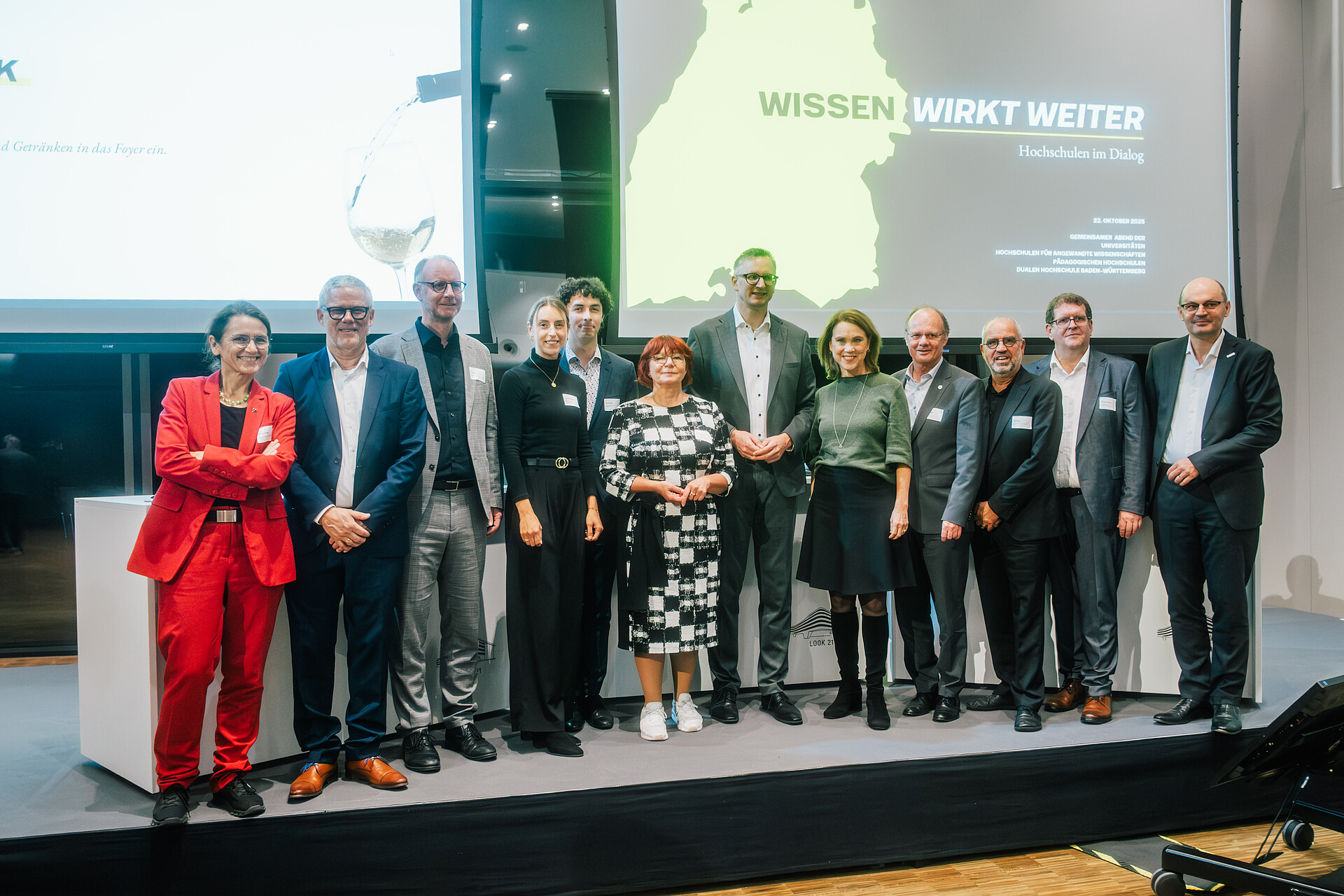 Die Podiumsteilnehmenden des Abends  Podium mit Wissenschaftsministerin Petra Olschowski und Vertreterinnen und Vertretern aus Hochschulen und Politik.