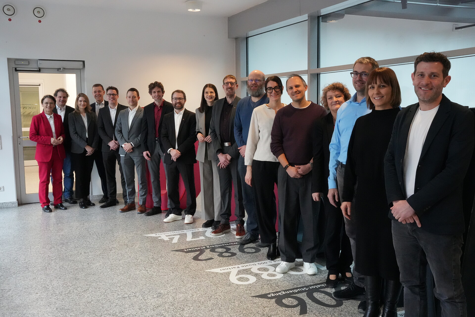 Gruppenbild vor DHBW Buchstaben