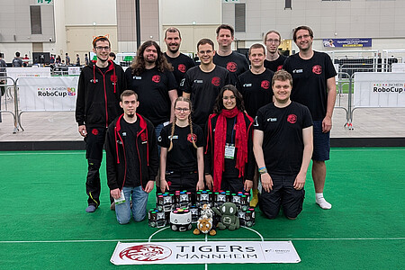Gruppenfoto der DHBW-Mannheim-TIGERs nach dem Gewinn ihres sechsten Weltmeistertitels beim RoboCup 2026 in Südkorea.