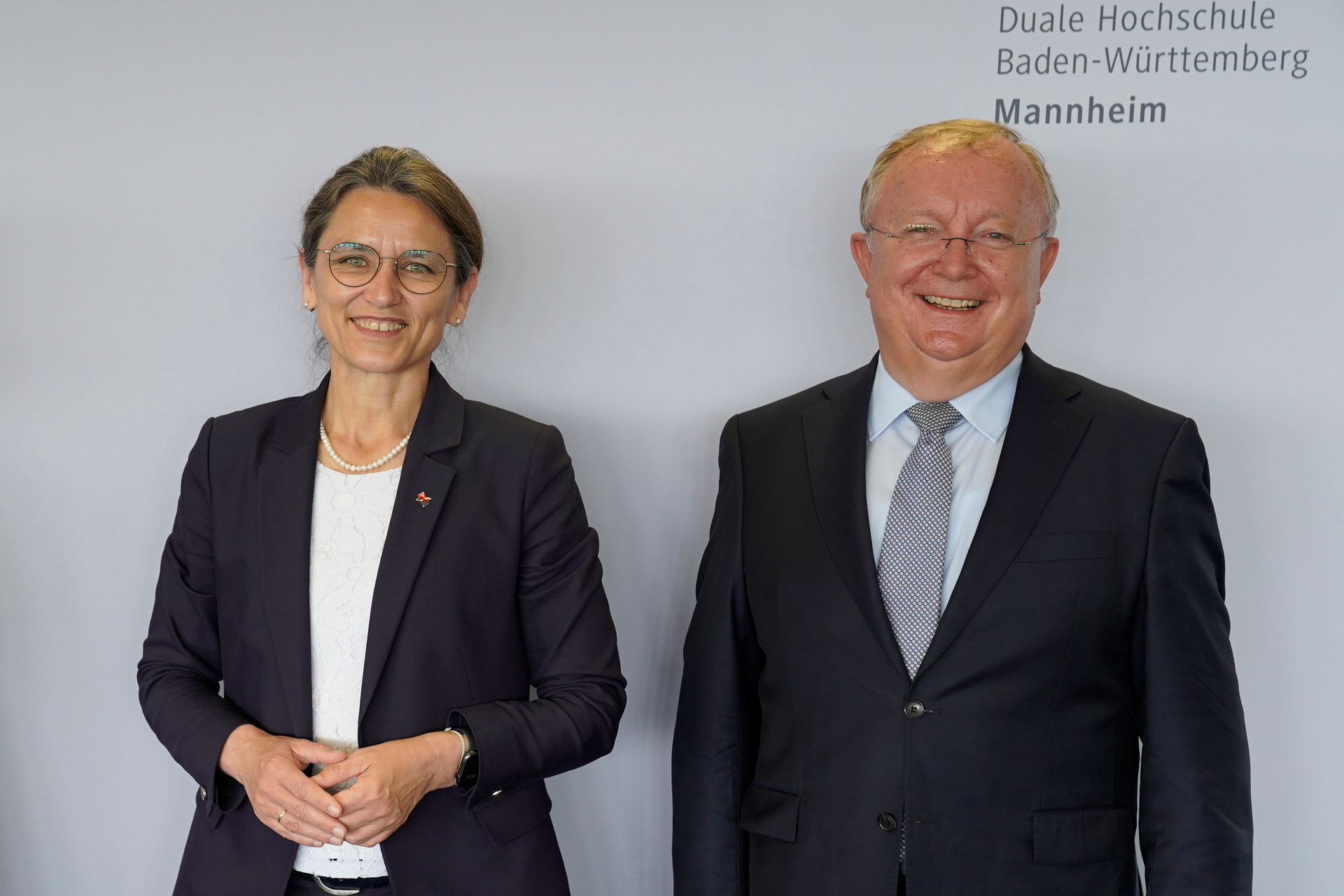 Prof. Dr. Martina Klärle, Prof. Dr. Georg Nagler von grauer Wand