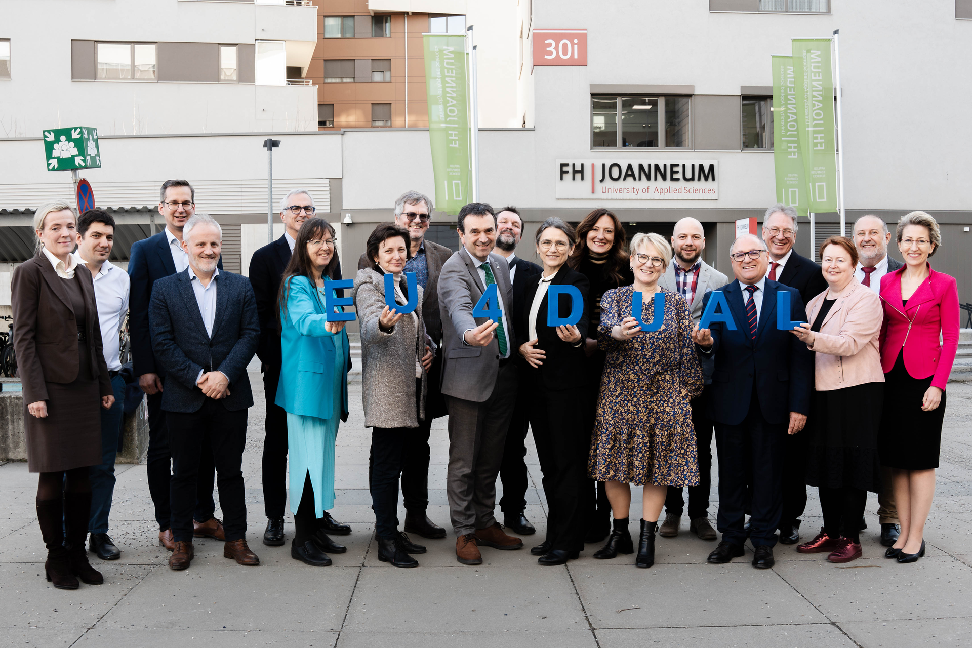 Gruppenbild des Rector´s Council, einige Teilnehmende halten den Schriftzug EU4Dual in blau als einzelne Buchstaben/Zahlen in die Kamera