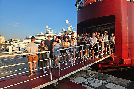 DHBW Studierende betreten ein Boot 