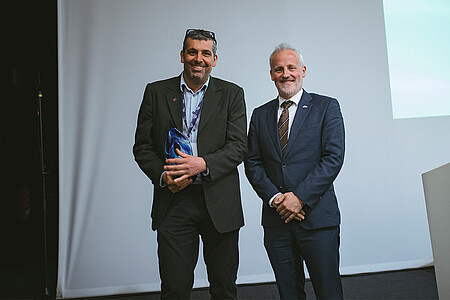 Prof. Dr. Markus Strand mit einer Trophäe