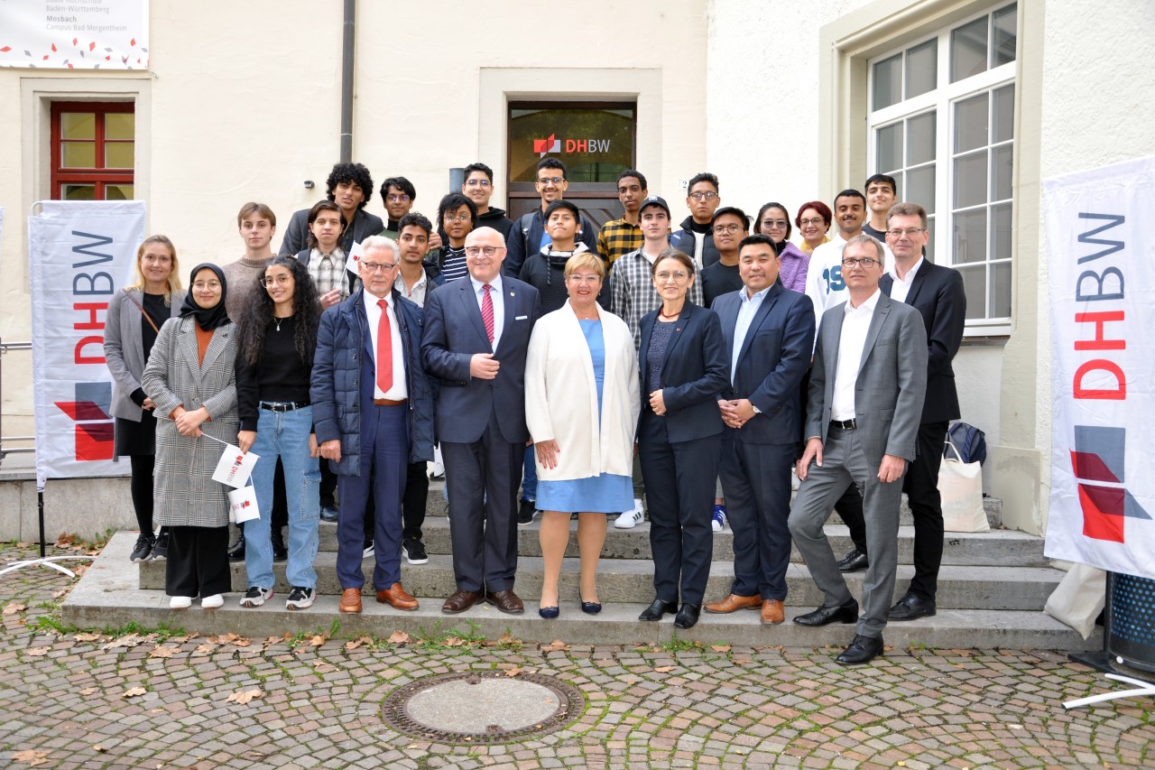 Gruppenfoto von Studierenden und Mitarbeitenden des Studienkollegs