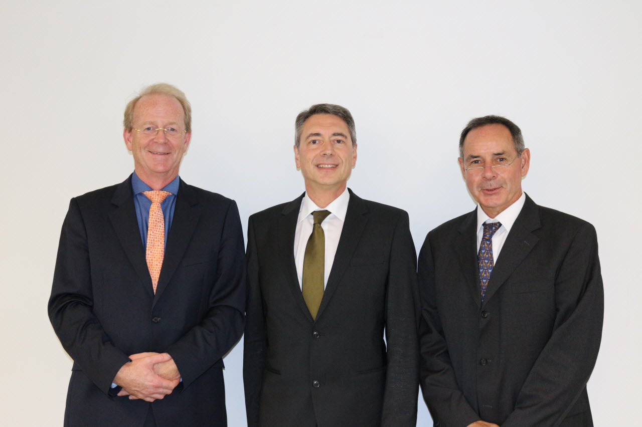 Michael Pfeffer (Malerwerkstätten Heinrich Schmid GmbH&Co.KG), Vorsitzender des Örtlichen Hochschulrats der DHBW Stuttgart (links) und Prof. Arnold van Zyl, Präsident der DHBW (rechts) gratulieren Prof. Dr. Joachim Weber (Mitte) zur Wiederwahl als Rekt