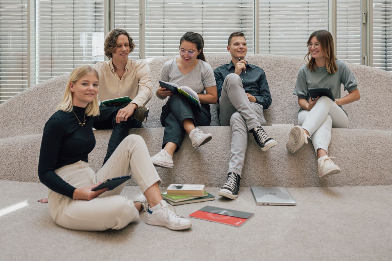 5 Studierende auf einem Sofa