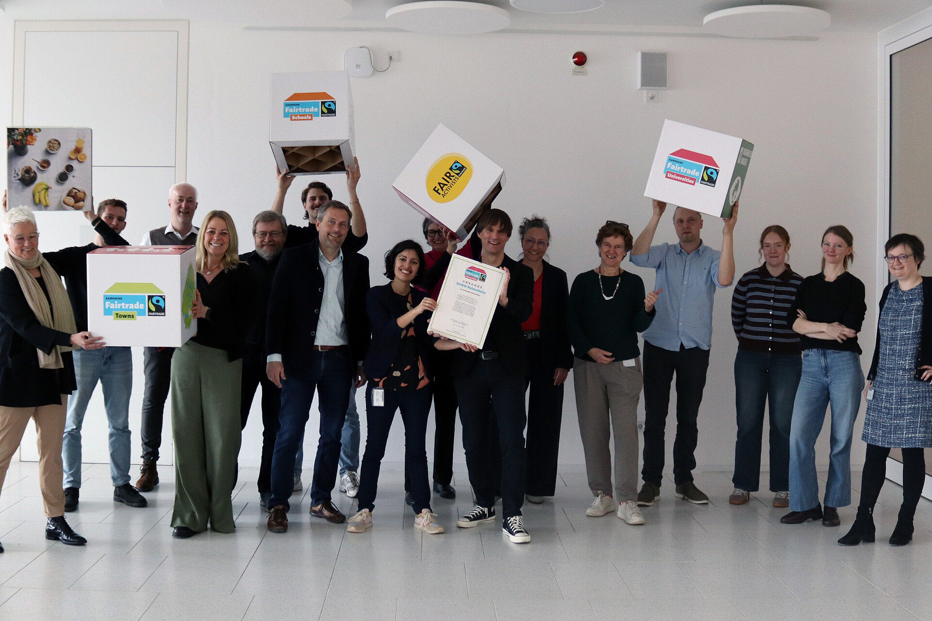 Gruppenbild, unregelmäßig angeordnet. Teilweise Arme in der Luft.