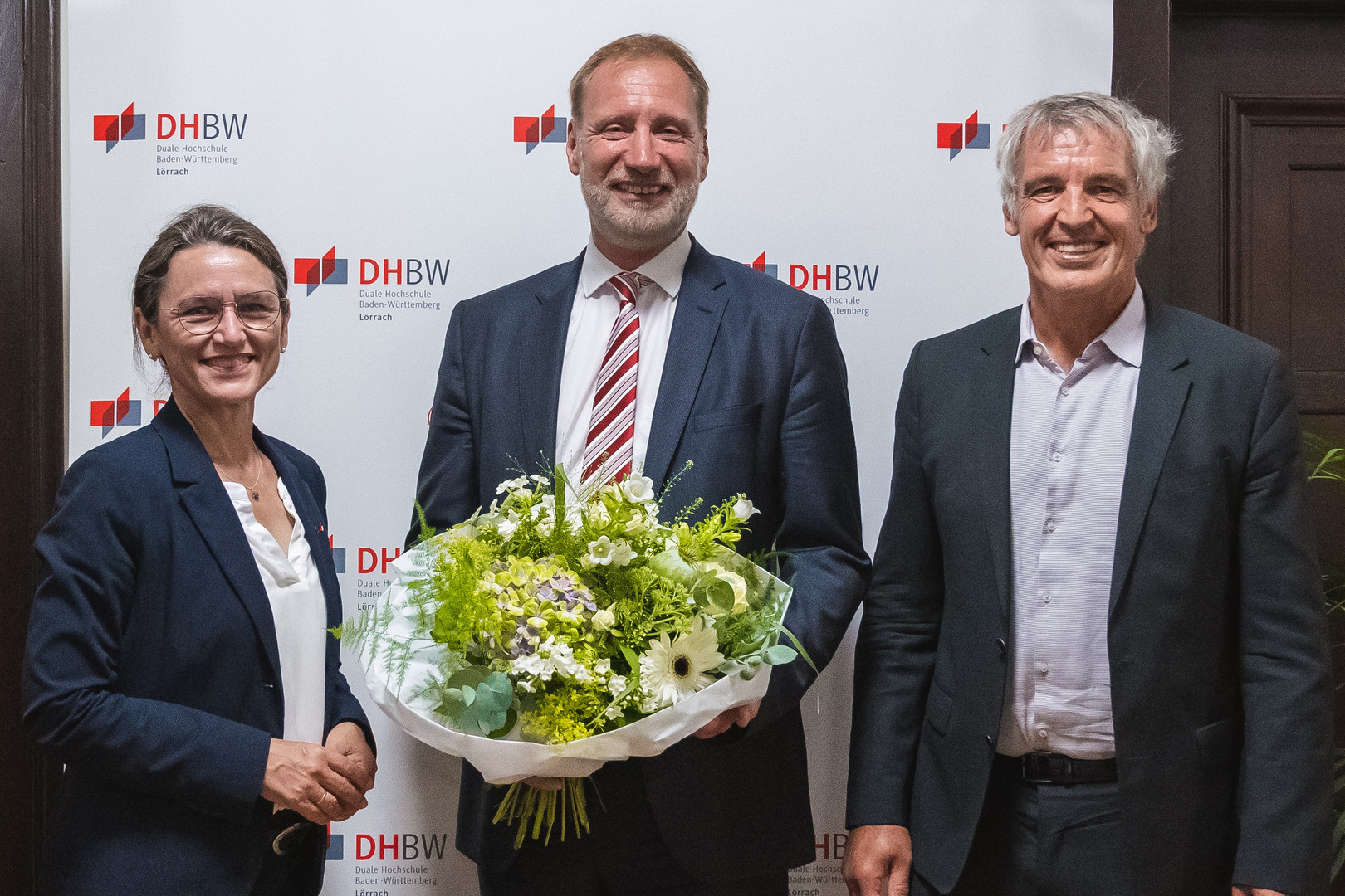 Gruppenbild mit drei Personen V.l.n.r.: Prof. Dr. Martina Klärle (Präidentin der DHBW), Prof. Gerhard Jäger, Prof. Dr. Valentin Weislämle (stellvertrender Hochschulratsvorsitzender)