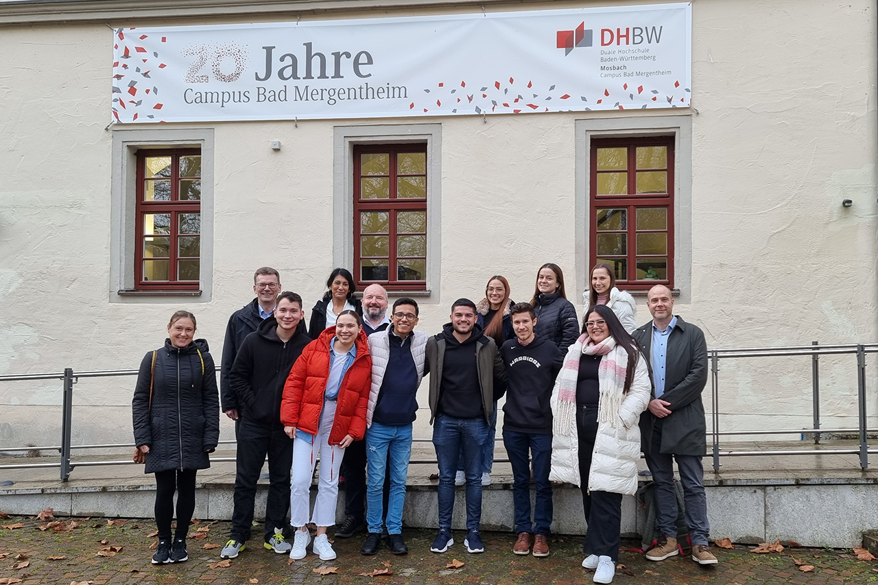 Gruppenbild vor dem Gebäude der DHBW Mosbach Campus Bad Mergentheim