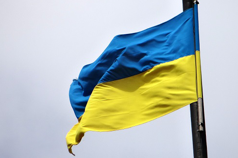 Nationalflagge der Ukraine die im Wind weht