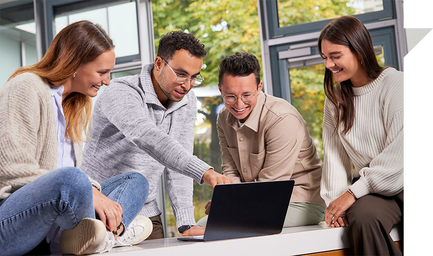 Studierende informieren sich über das duale Studienangebot