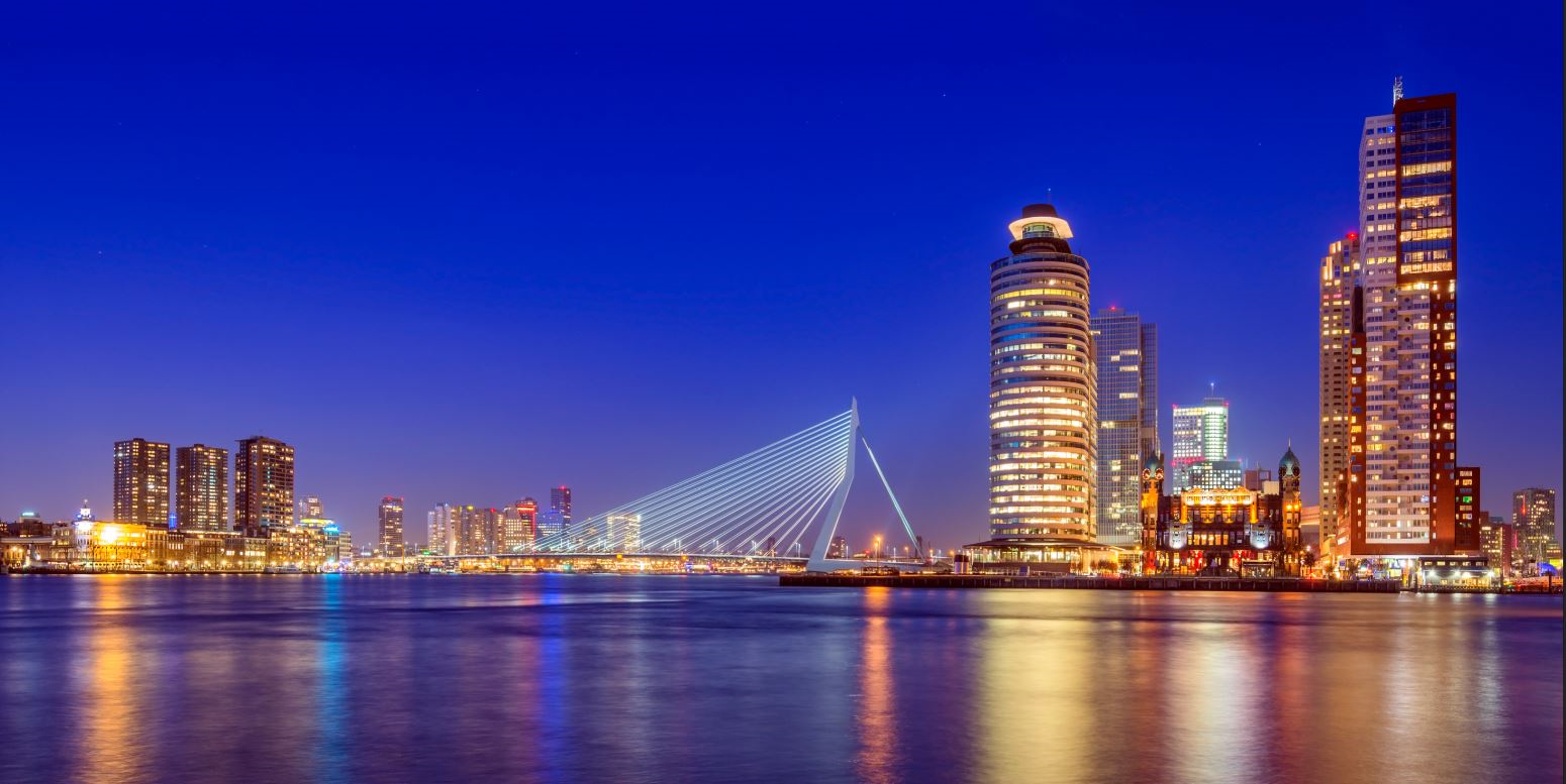Panorama von Rotterdam bei Nacht